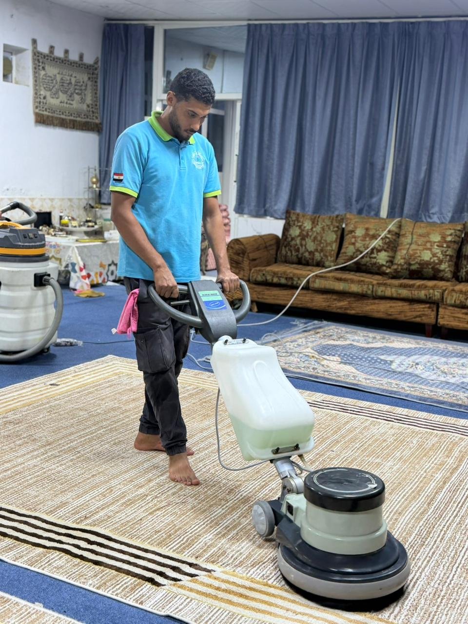 فريق نقاء اللمسة أثناء تنظيف السجاد باحترافية